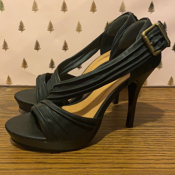 Le Chateau high heels - Picture 2 of 2